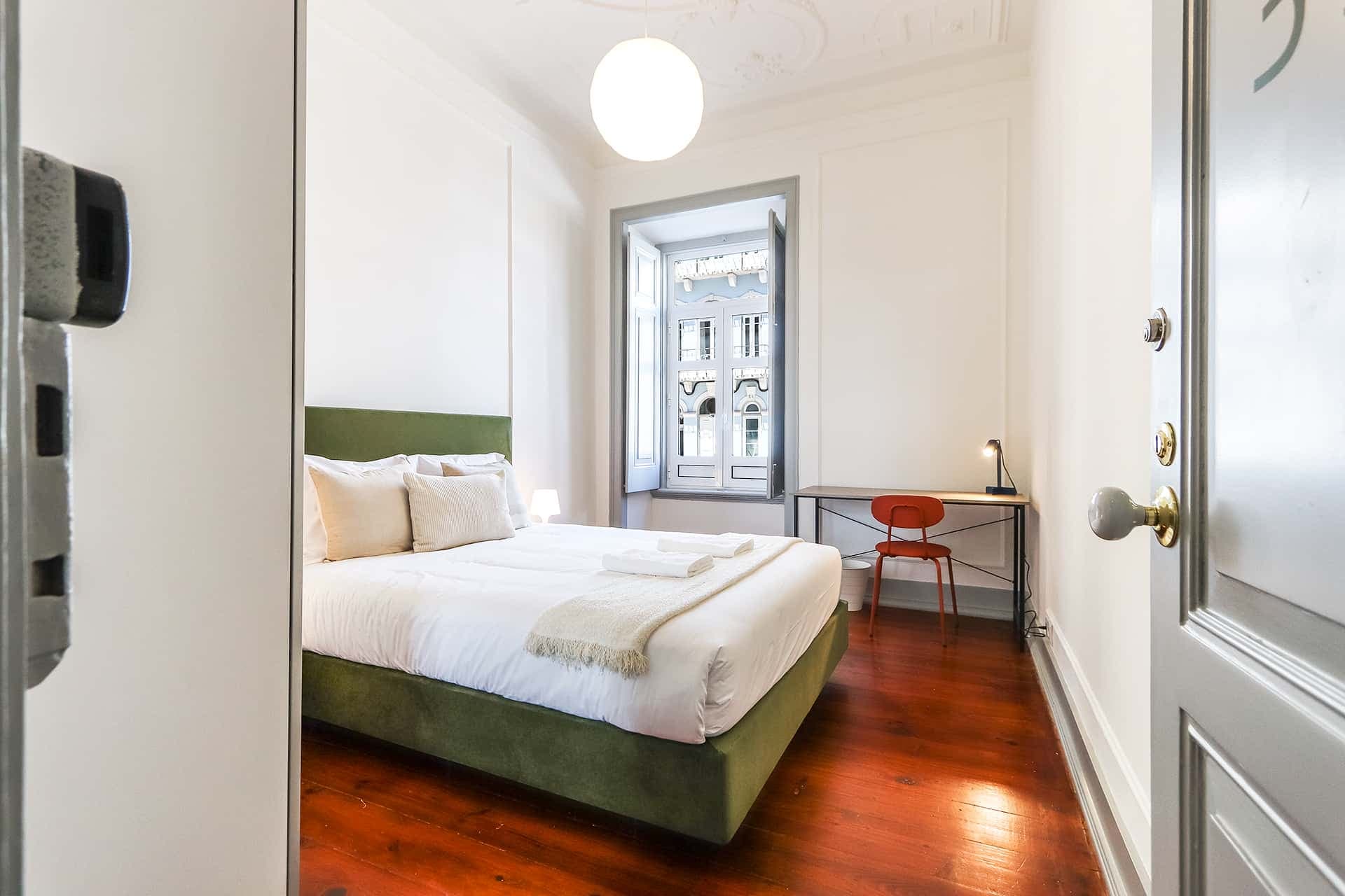 Cosy bedroom in a 6-bedroom apartment in Campo de Ourique, Lisbon - Room 3 photo 1