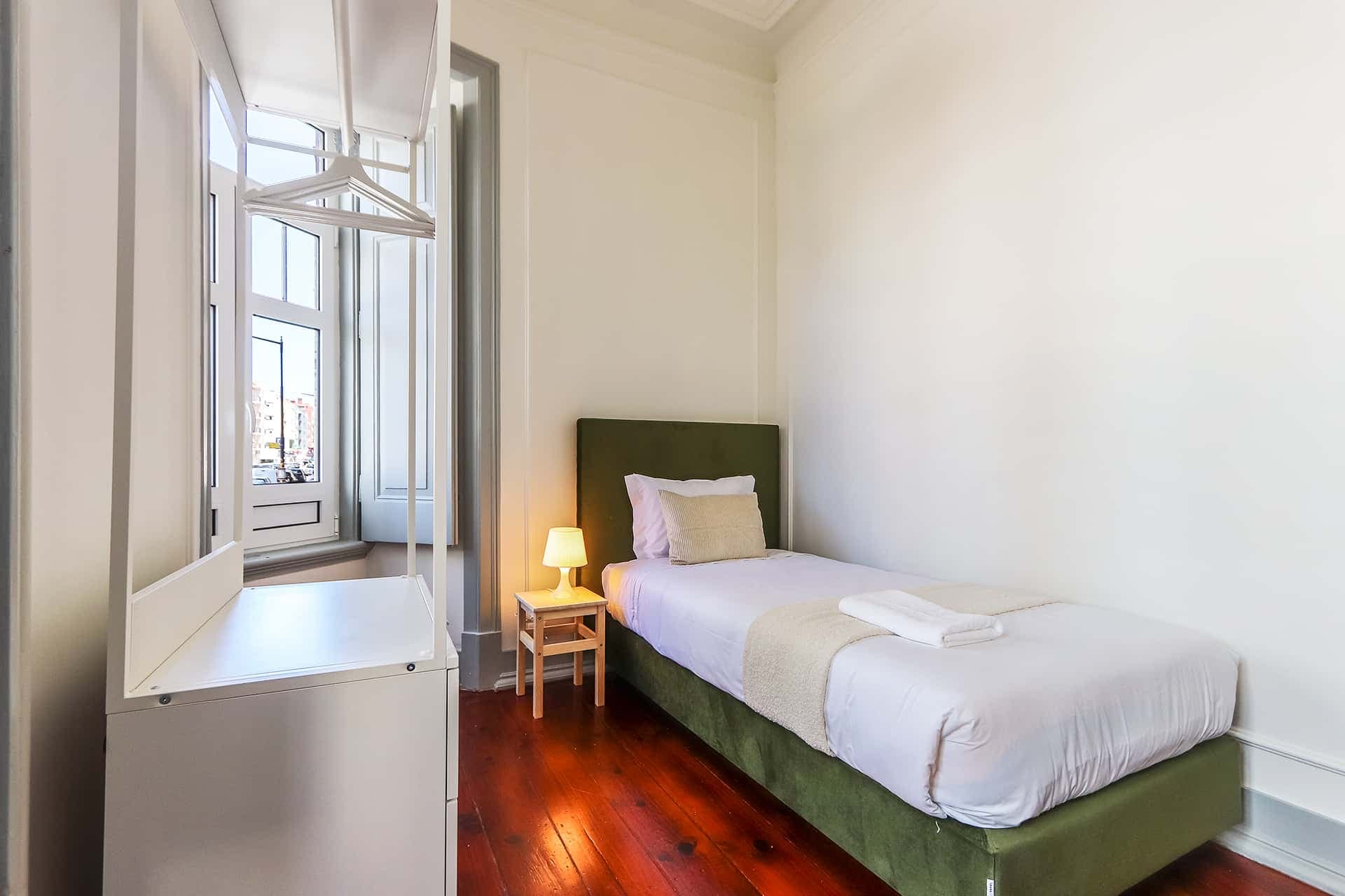 Bright bedroom in a 6-bedroom apartment in Campo de Ourique, Lisbon - Room 1 photo 1