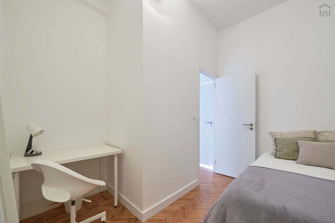 Modern interior double bedroom in Alameda - Room 4 photo 1