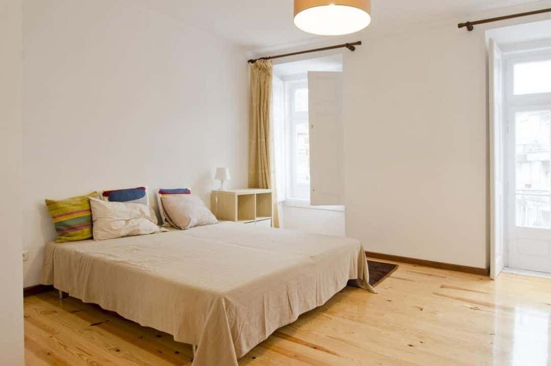 Bright twin bedroom with balcony in Praça de Espanha - Room 1 photo 1