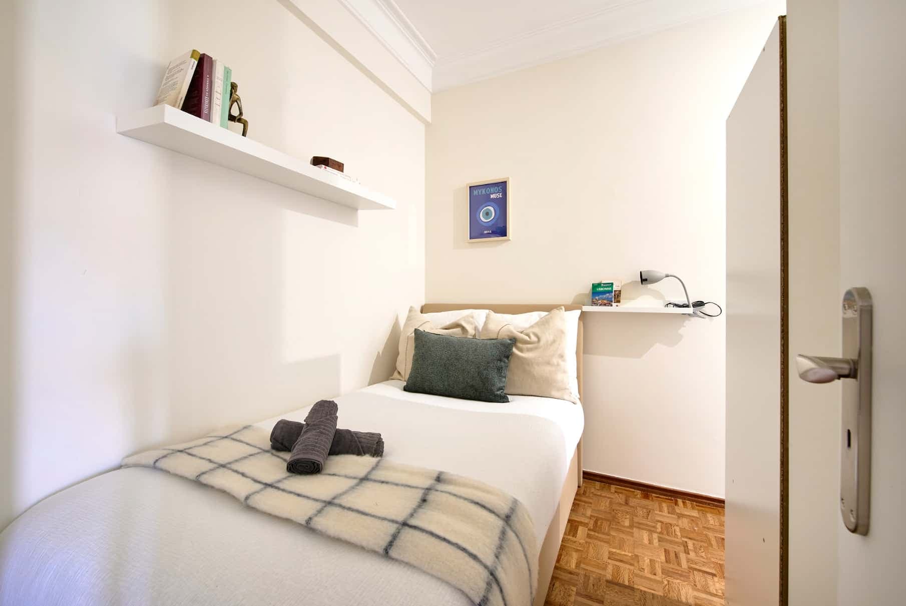 Comfortable bedroom in Lisbon photo 1