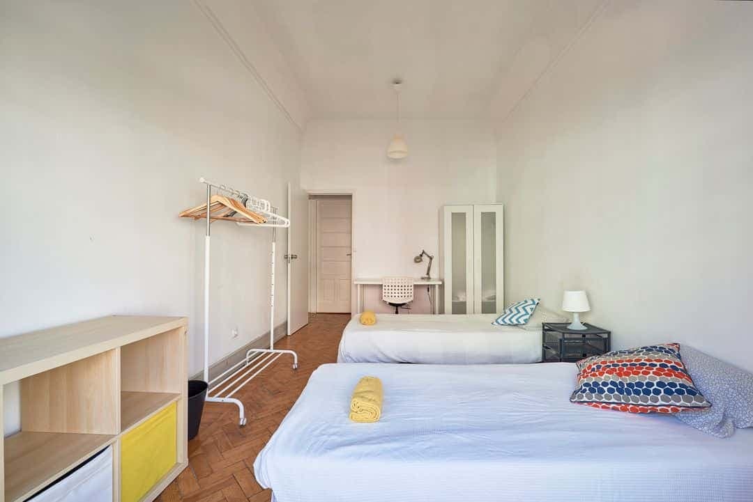 Comfortable twin bedroom with balcony in Alameda - Room 3 photo 1