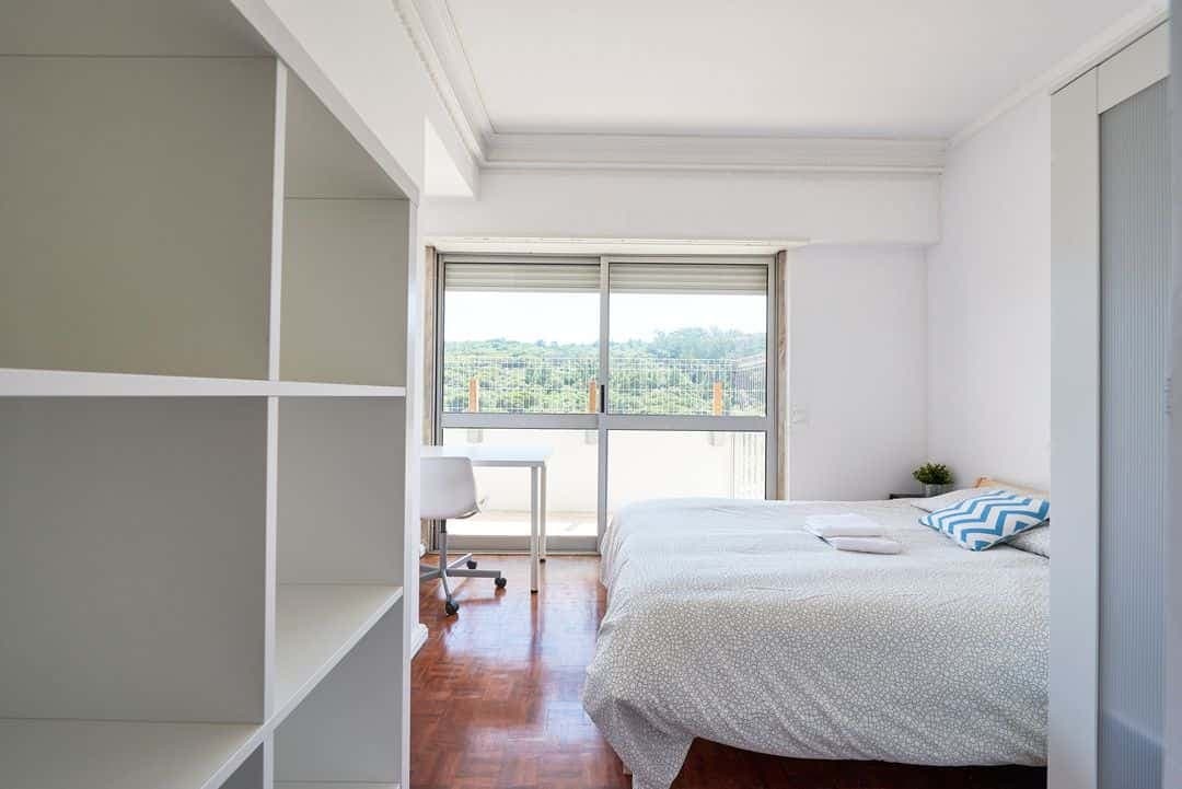 Modern double bedroom with balcony in Alto dos Moinhos - Room 8 photo 1