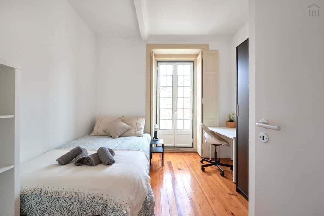 Luminous double bedroom in Avenida - Room 2 photo 1