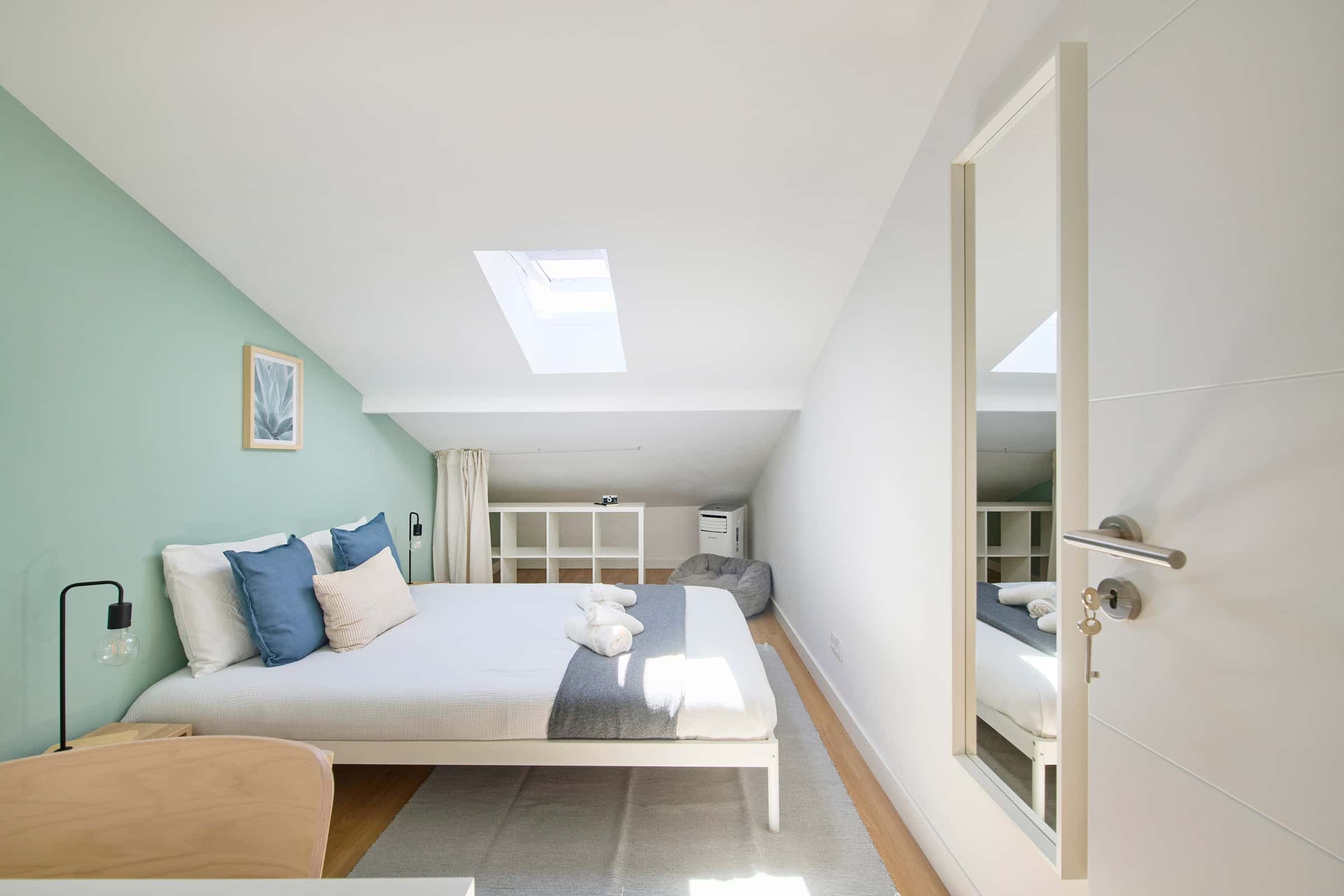 Bright bedroom in a 9-room apartment in Arroios, Lisbon - Room 8 photo 1