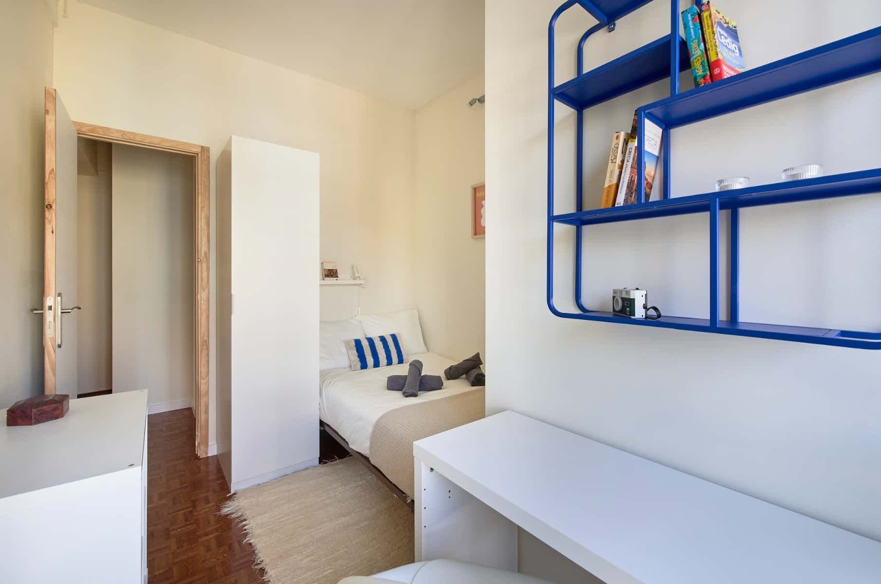 Bright bedroom in Lisbon photo 1