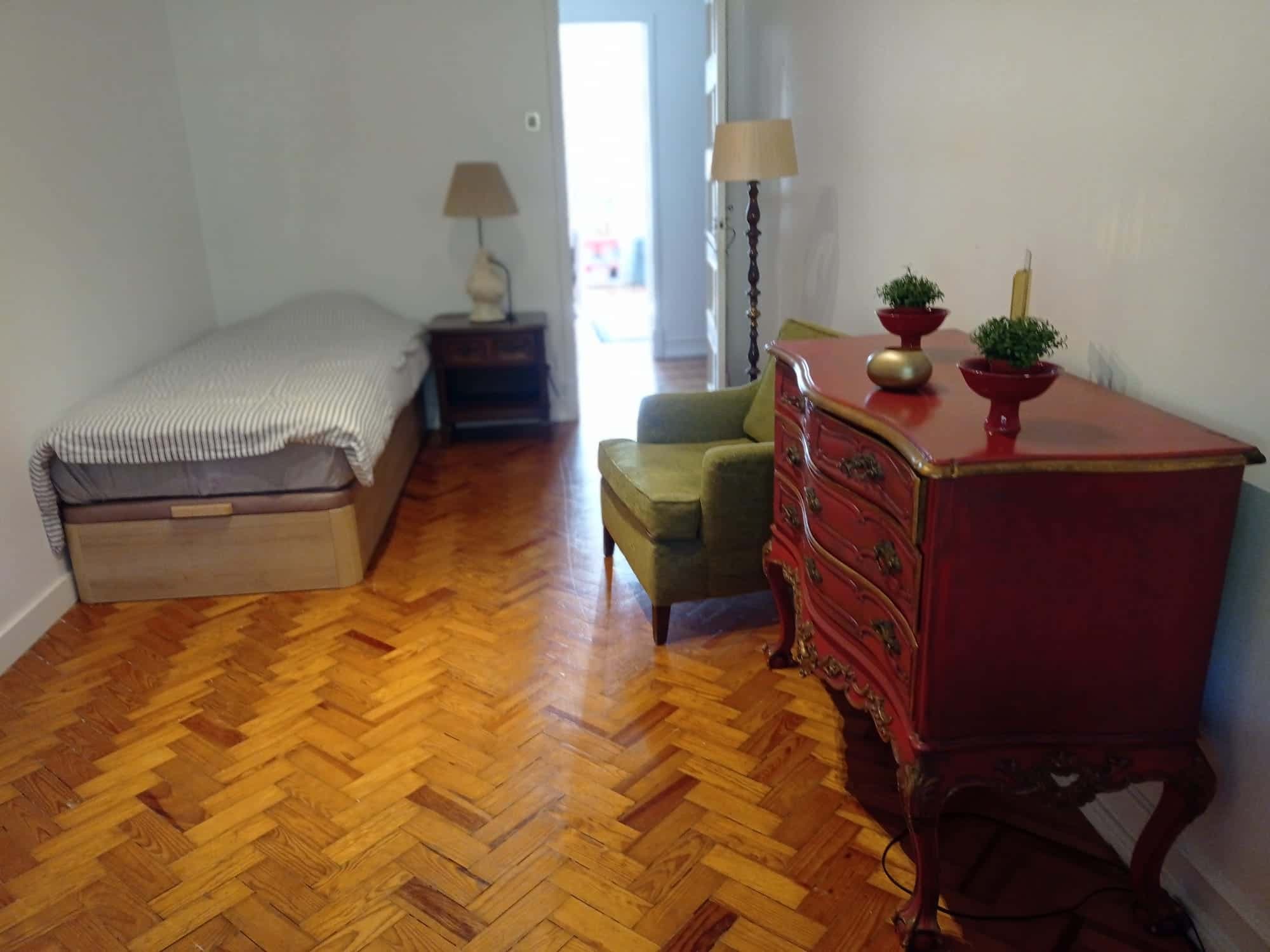 Cozy single bedroom in a T4 apartment in Lisbon - Q4 photo 1
