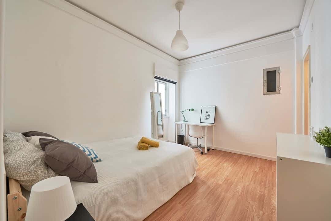 Bright double bedroom in Marquês de Pombal - Room 8 photo 1