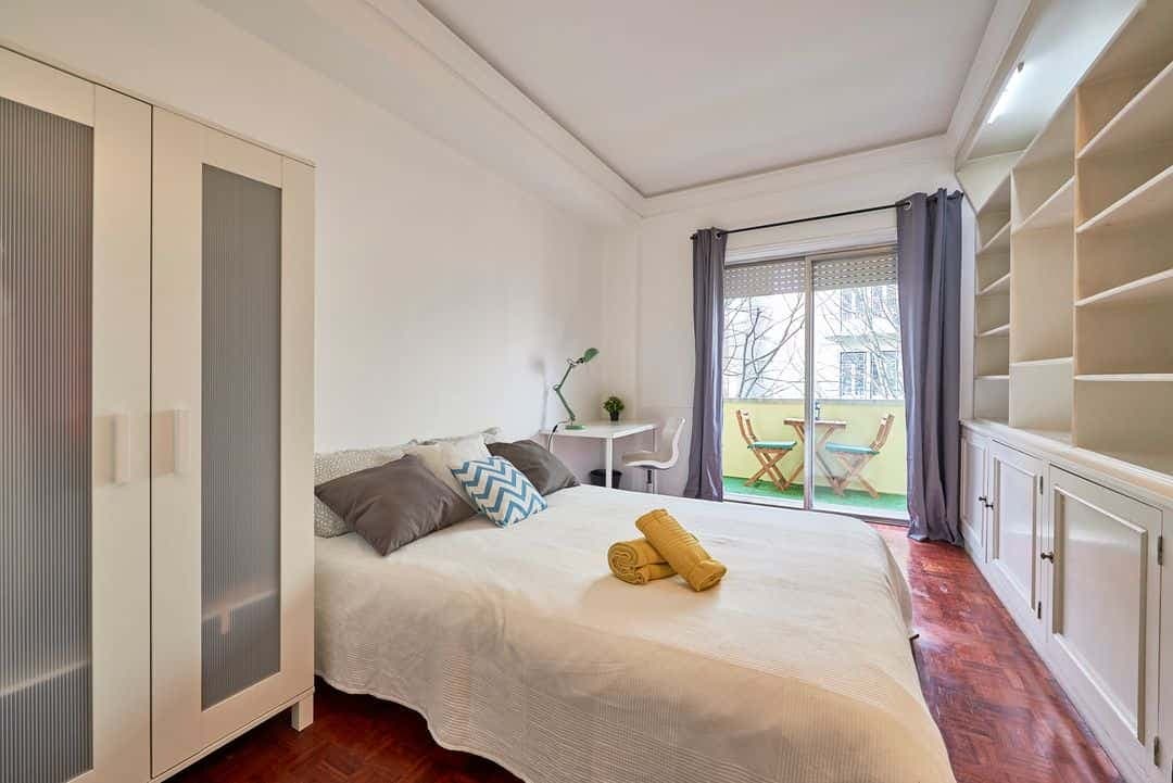 Bright double bedroom with balcony in Marquês de Pombal - Room 2 photo 1