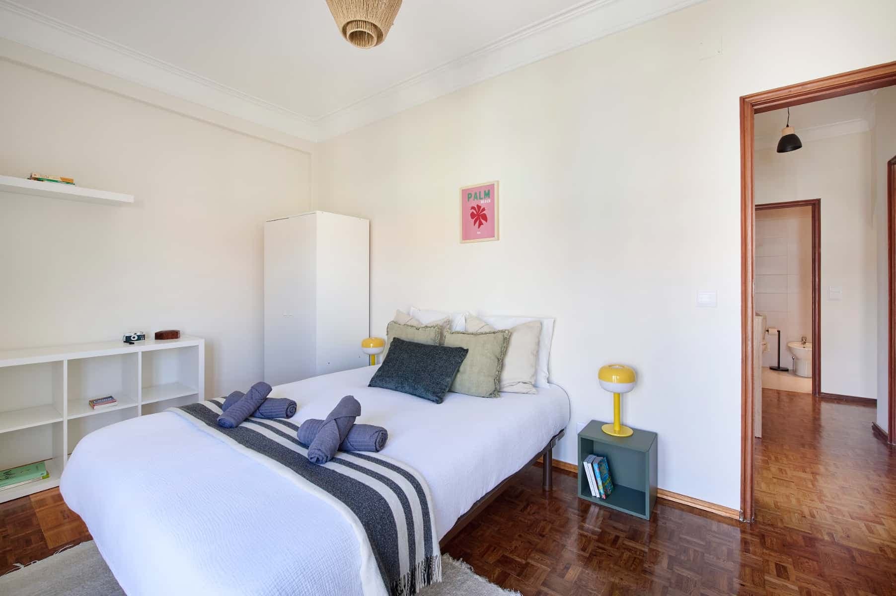 Incredibly spacious bedroom in Lisbon photo 1