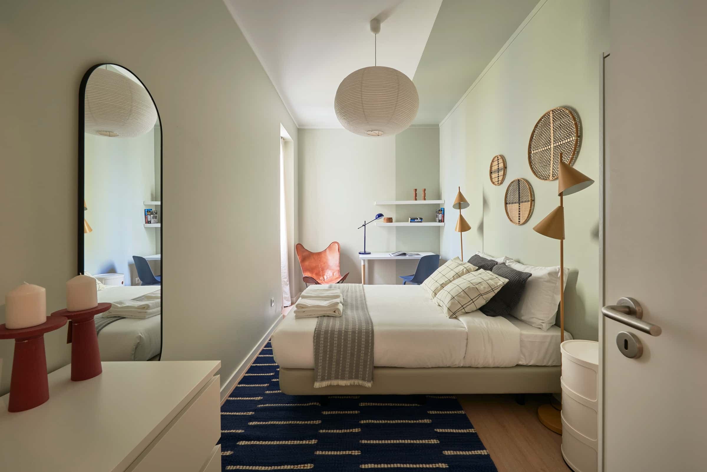 Cozy double bedroom in a 12-bedroom apartment in Morais Soares - Room 9 photo 1