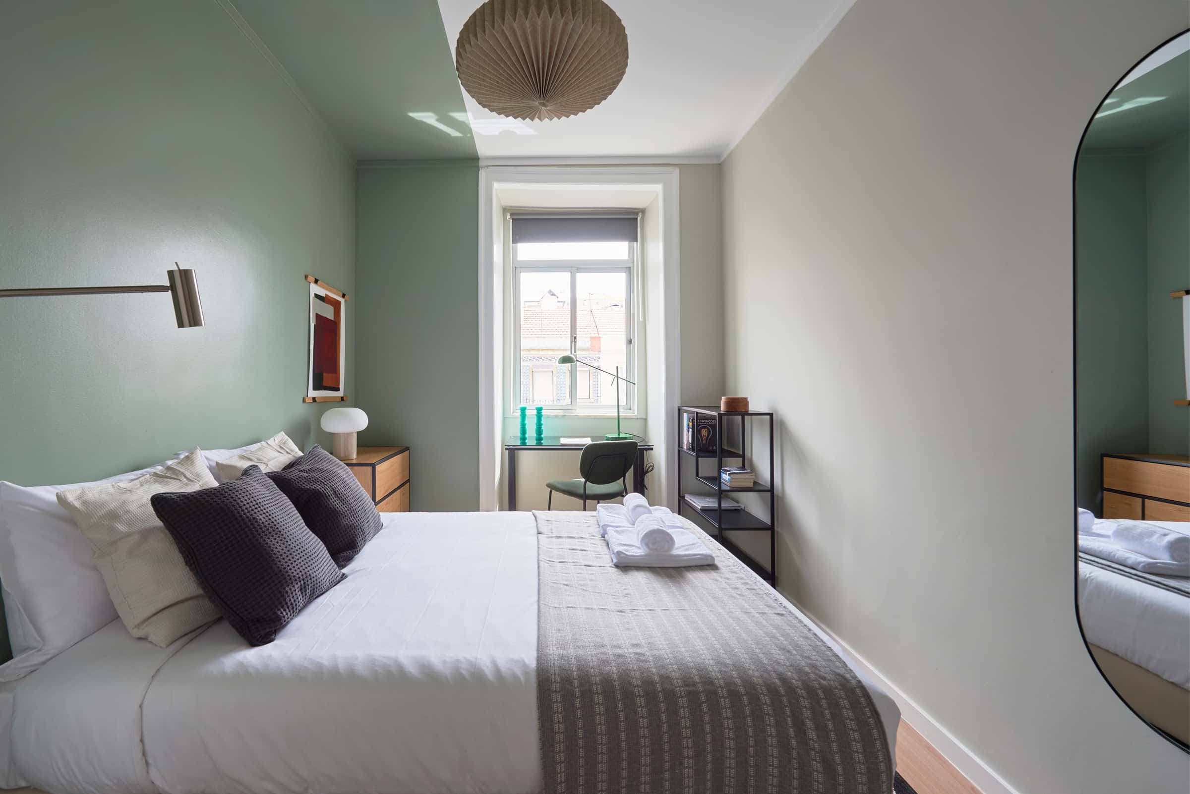 Luminous bedroom in a 12-bedroom apartment in Morais Soares - Room 1 photo 1