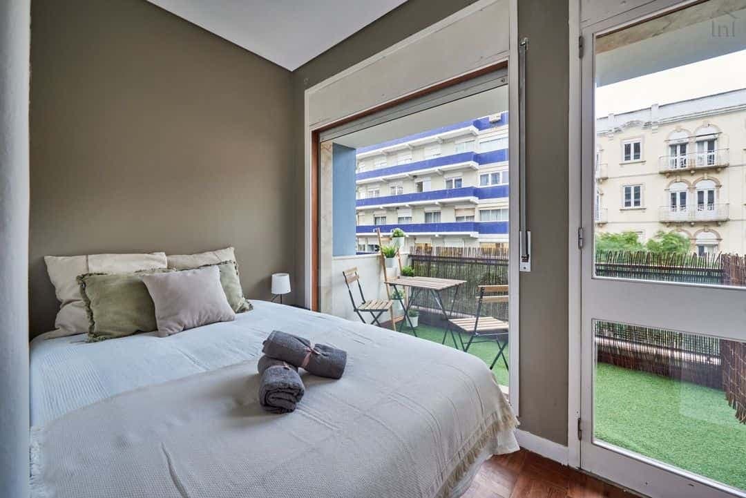 Luminous double bedroom with balcony in Saldanha - Room 8 photo 1