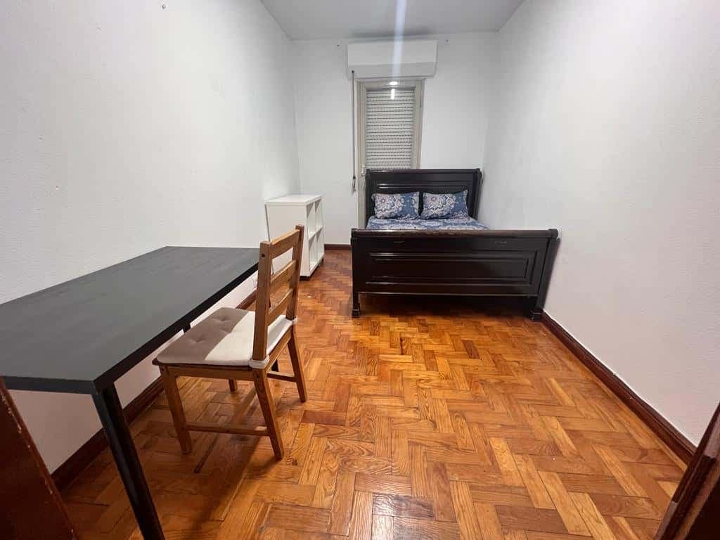 Comfy room in a 4 bedroom apartment in Lisbon - Room 4 photo 1