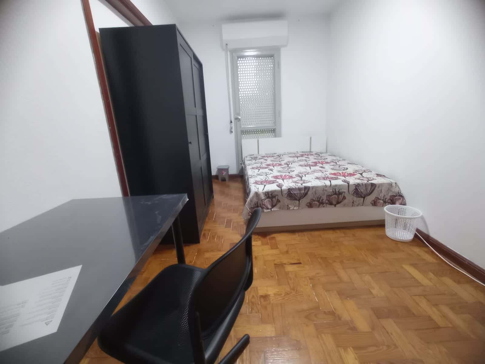 Spacious room in a 4 bedroom apartment in Lisbon - Room 1 photo 1