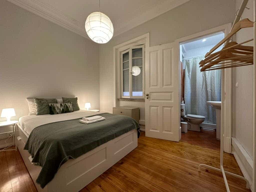 Bright double bedroom with private bathroom photo 1