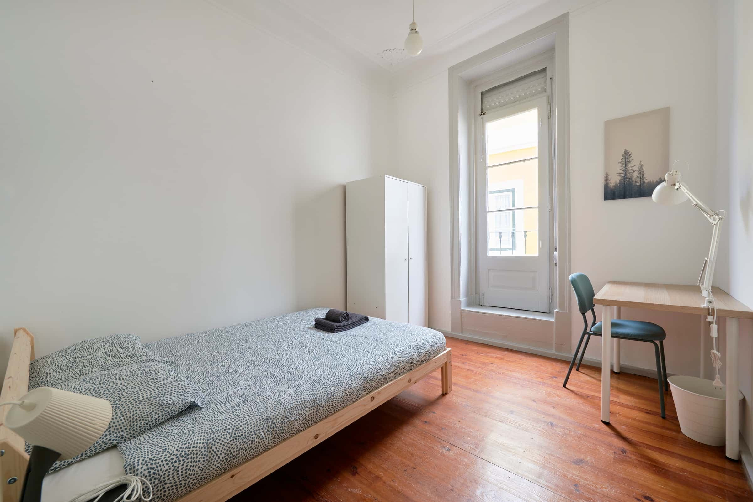 Luminous bedroom in a 4-bedroom apartment - Room 2 photo 1