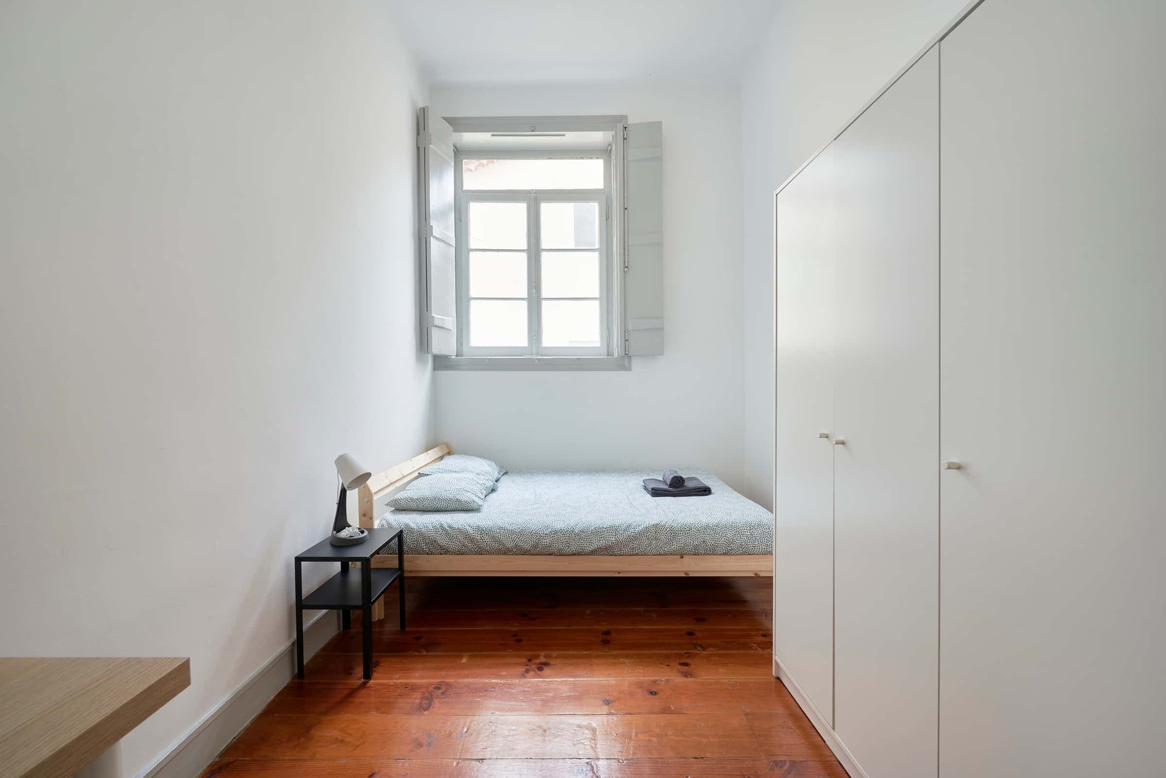 Luminous Bedroom in a 4-bedroom apartment - Room 4 photo 1