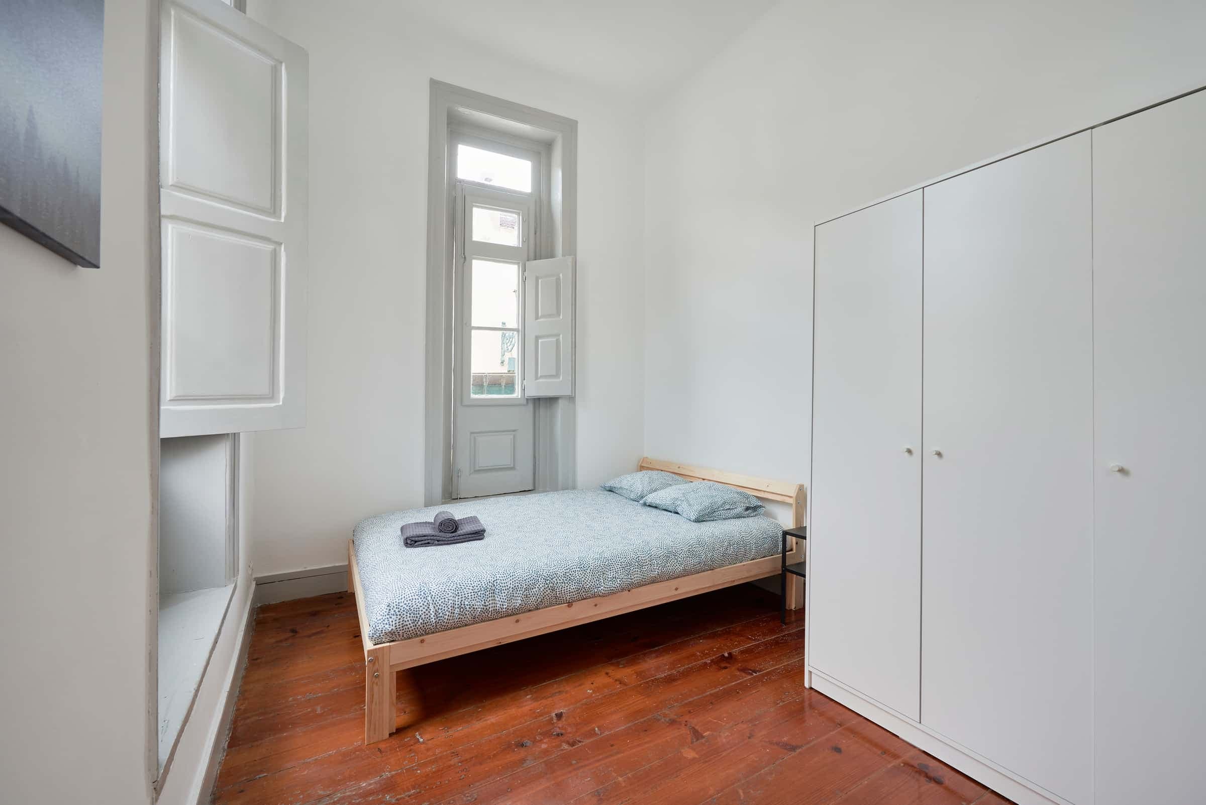 Bright Bedroom in a 4-bedroom apartment - Room 2 photo 1