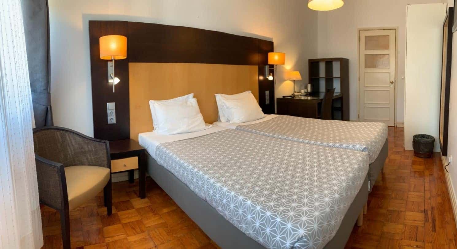 Twin bedroom with private bathroom in a 4-bedroom apartment in Benfica, Lisbon photo 1