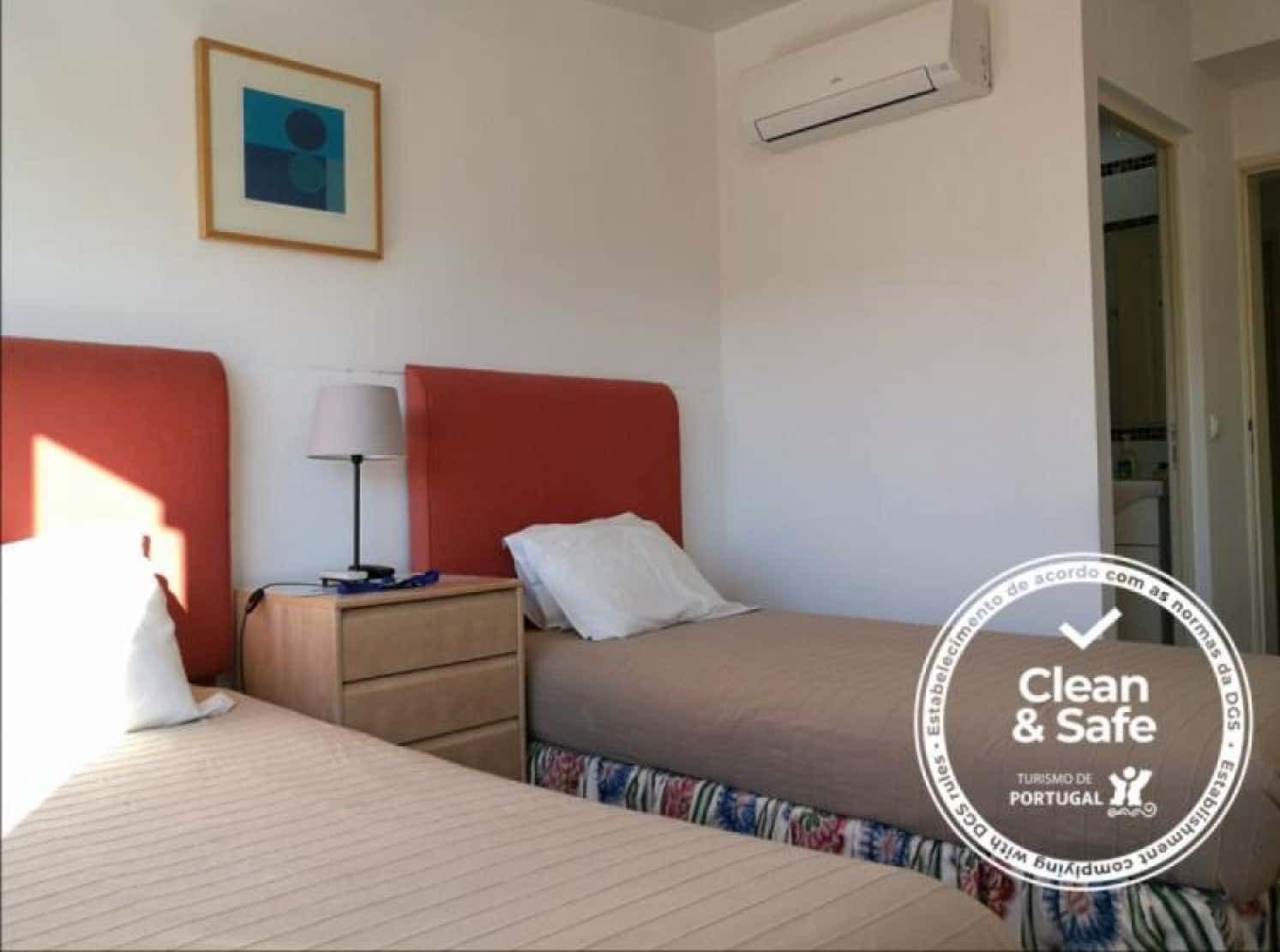 Twin bedroom with private bathroom in a 4-bedroom apartment in Braço de Prata, Lisbon photo 1