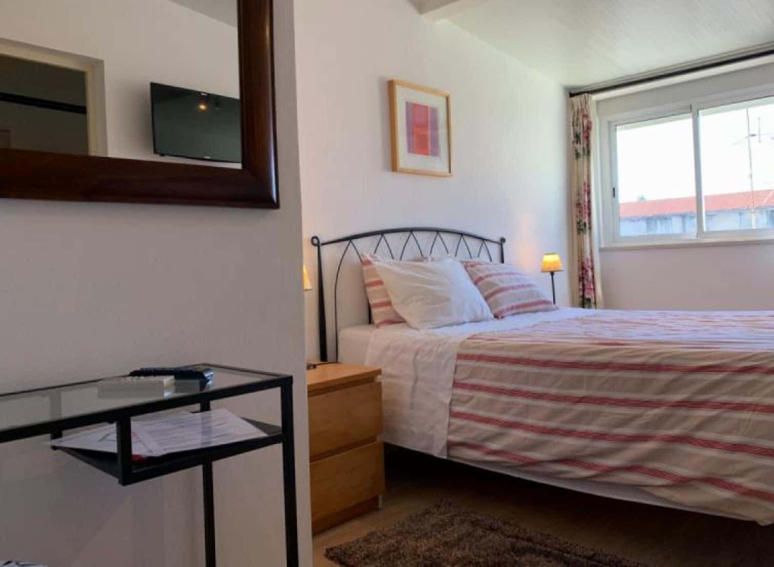 Cosy bedroom with private bathroom in a 4-bedroom apartment in Braço de Prata, Lisbon photo 1