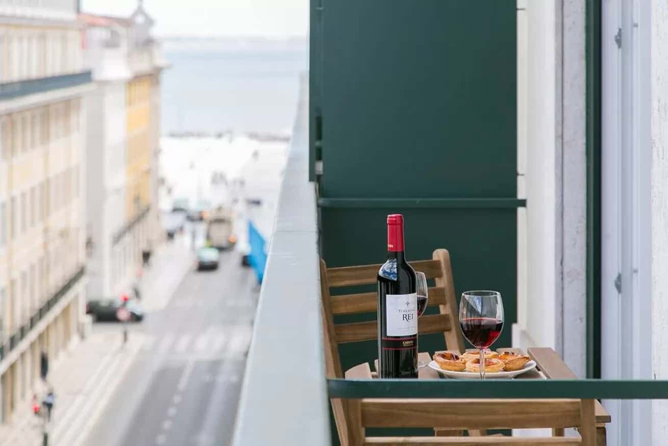 Sunny 1-bed flat w/terrace&sea view in Baixa, 3mins to Arco da Rua Augusta photo 1