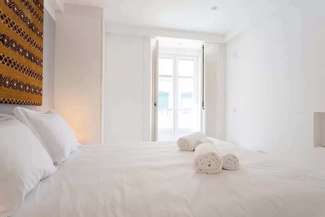 Gorgeous 2-bed home, 3 mins from Lisbon Cathedral photo 1