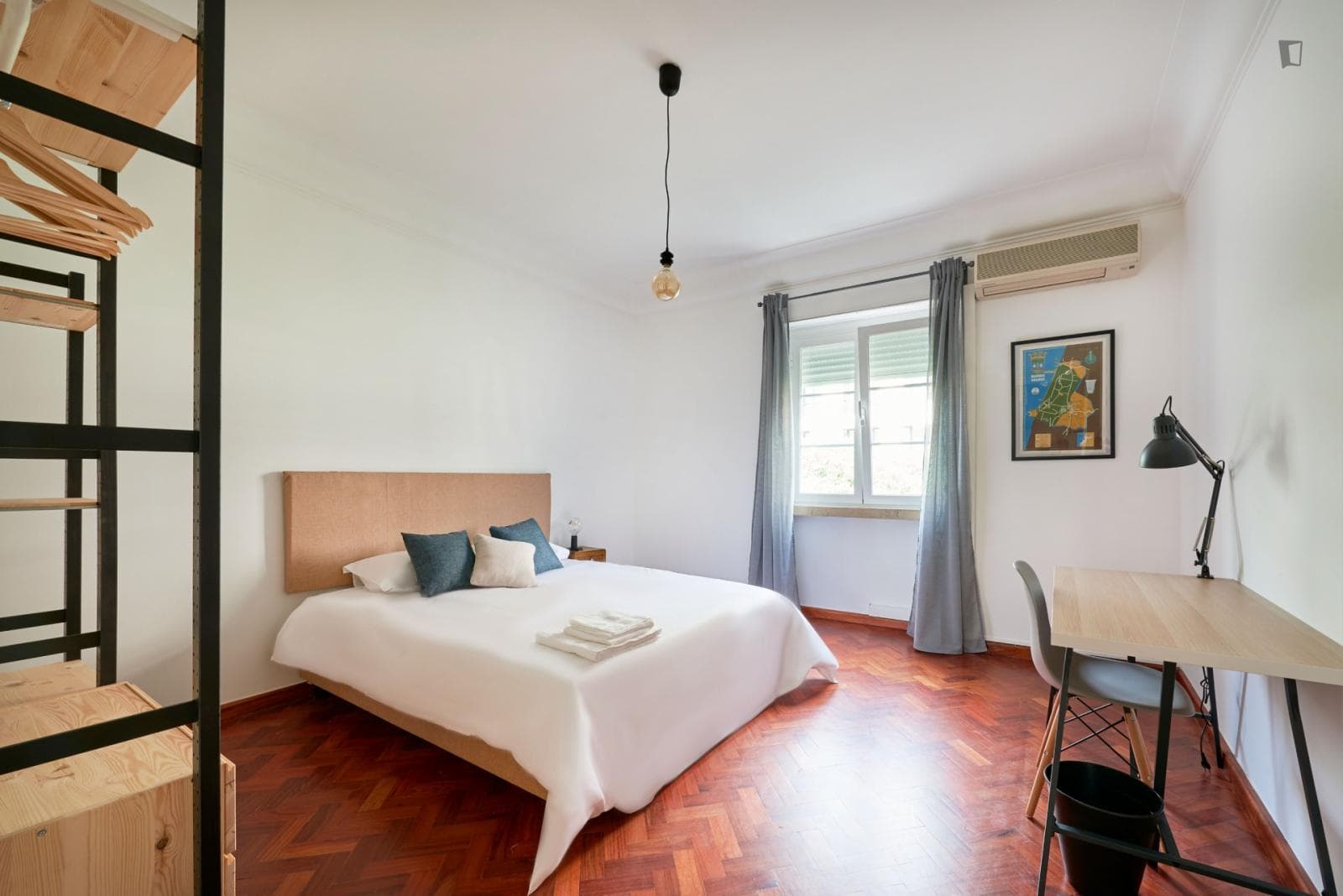 S3 R4 - Large double bedroom near the Saldanha metro photo 1
