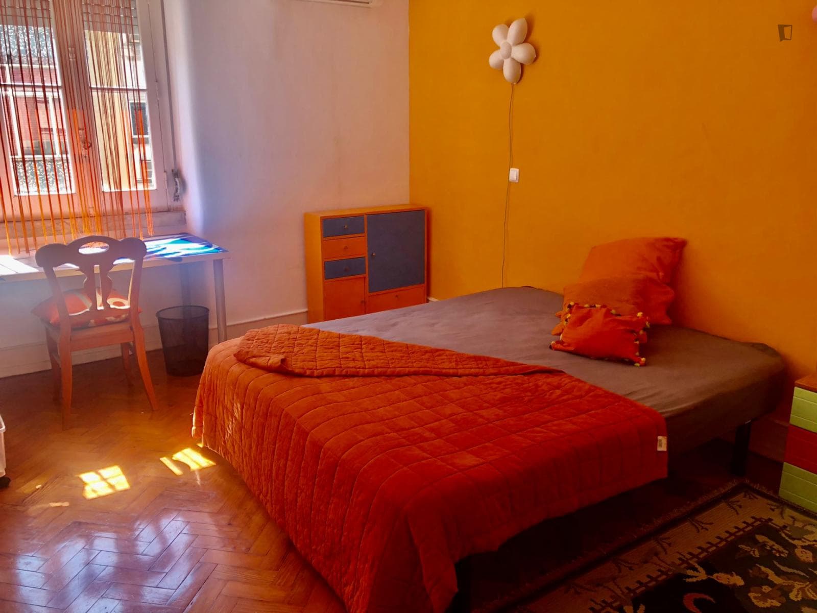 Lovely double bedroom close to Anjos metro station photo 1