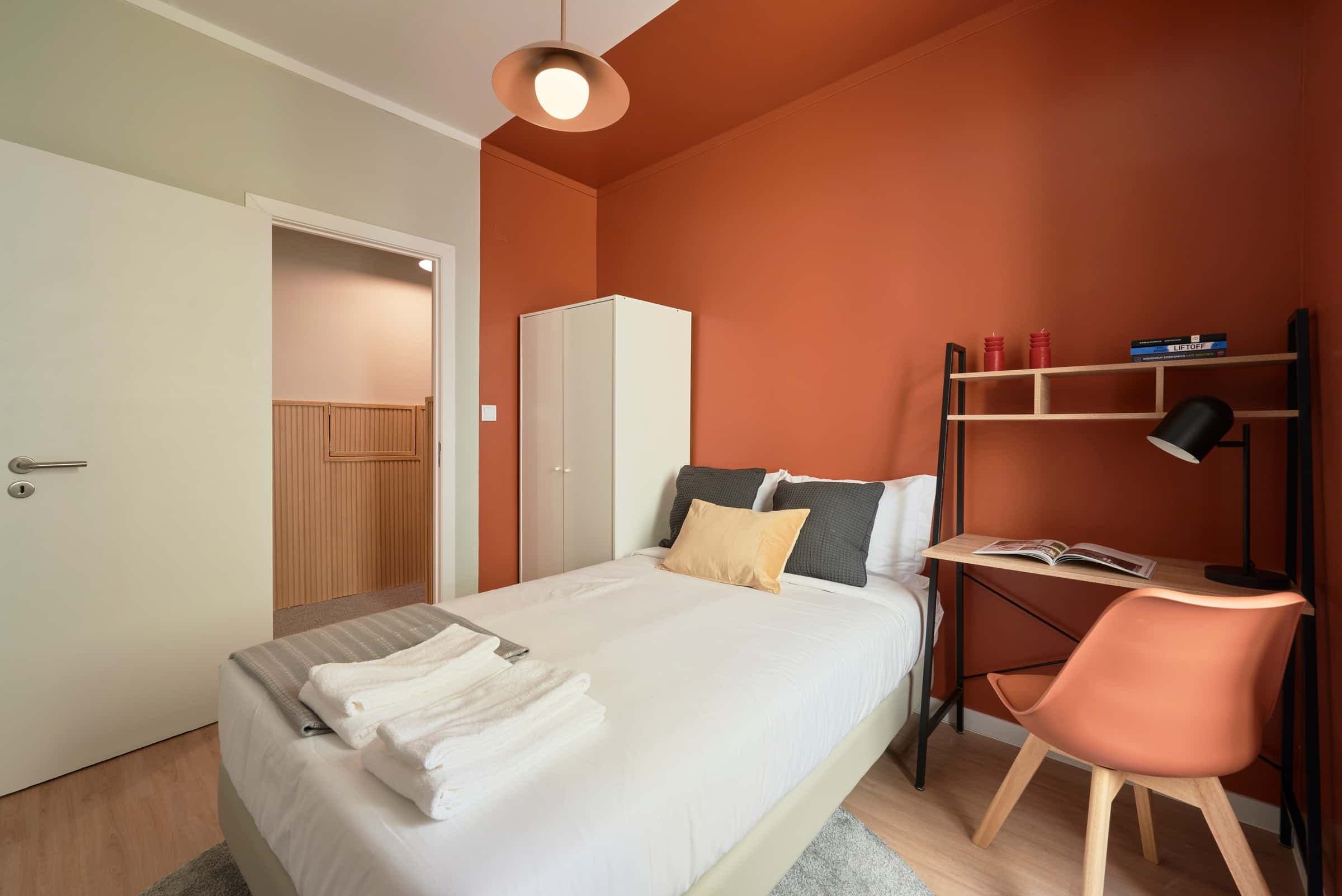 Cozy double bedroom in a 12-bedroom apartment in Morais Soares - Room 6 photo 1