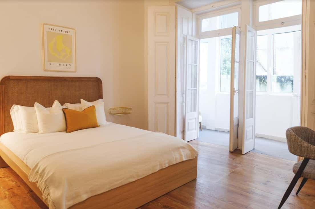 Bedroom in a 4-bedroom apartment in Lisbon - Room 4 photo 1