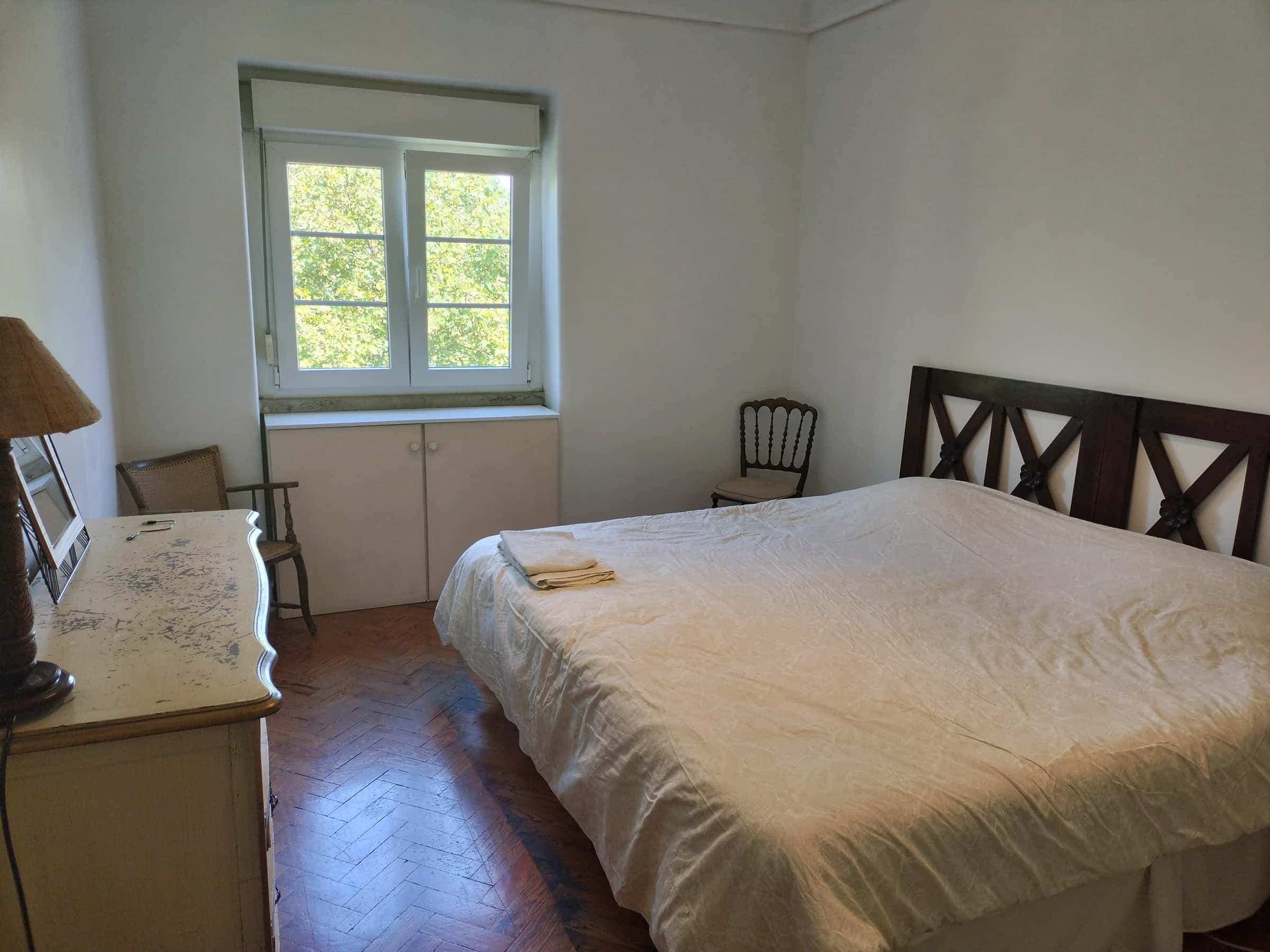 Spacious double bedroom in a T4 apartment in Lisbon - Q2 photo 1