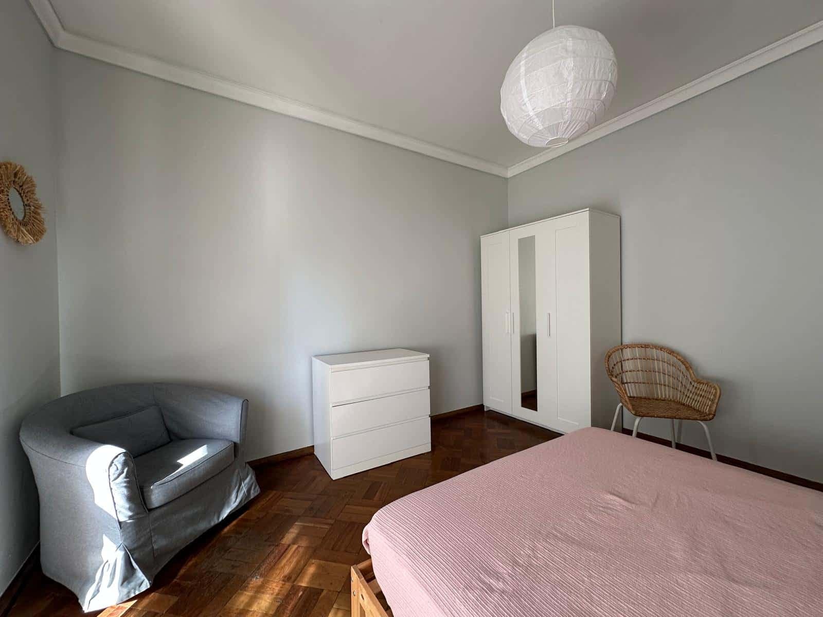 Bright bedroom with balcony. R4 photo 1