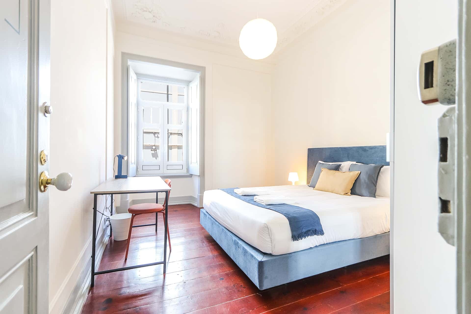 Luminous bedroom in a 6-bedroom apartment in Campo de Ourique, Lisbon - Room 2 photo 1