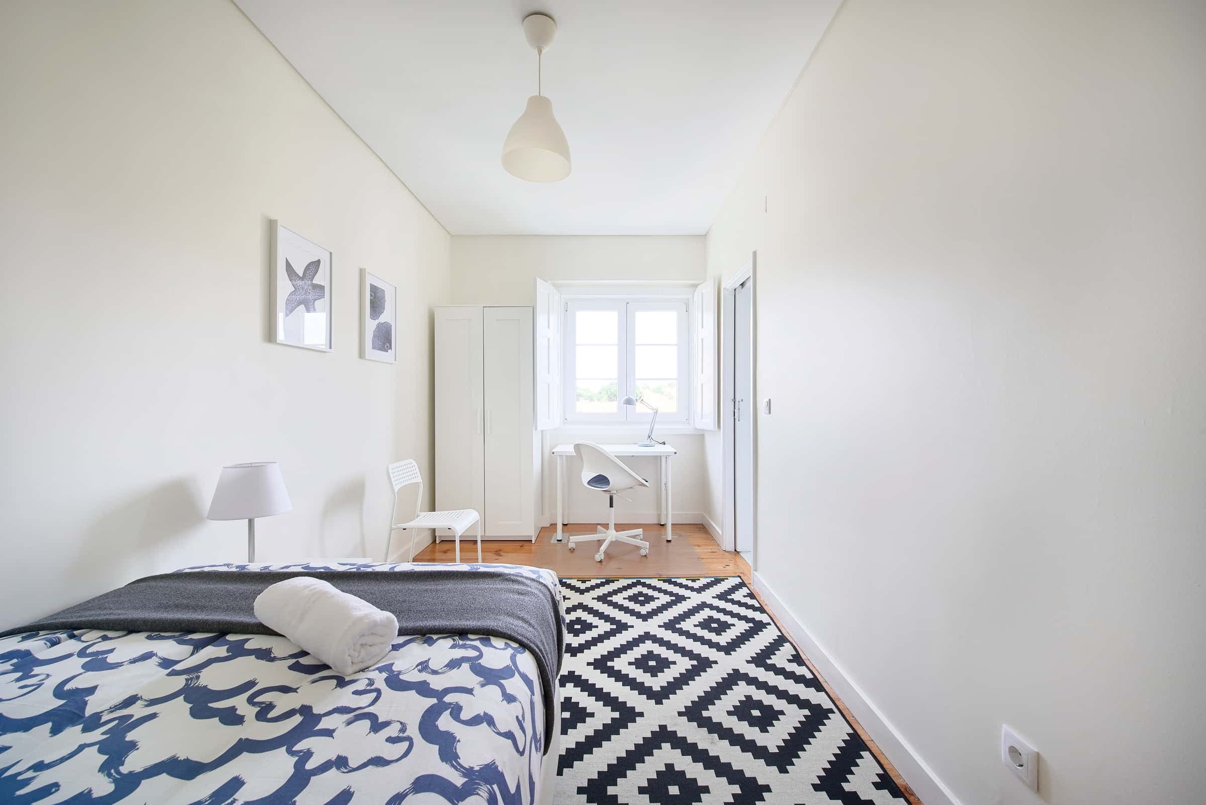 Room with private bathroom in Alvalade, Lisbon - Room 5 photo 1