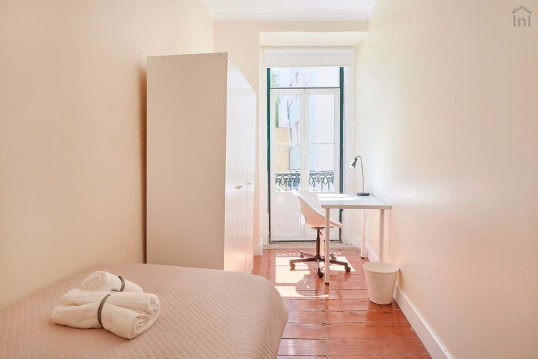 Bright single bedroom in Avenida - Room 3 photo 1
