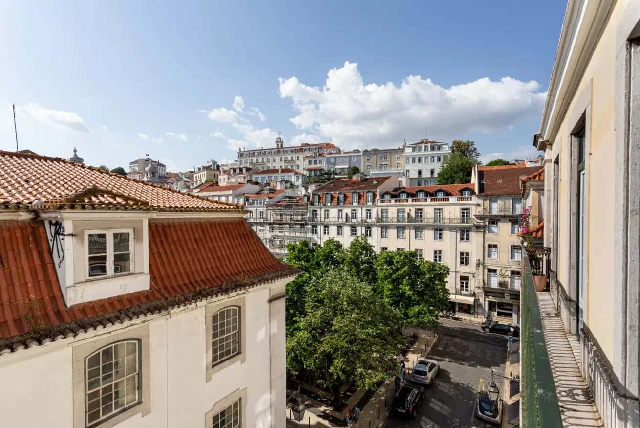 Vibrant 3-bed apt w/ balcony photo 1