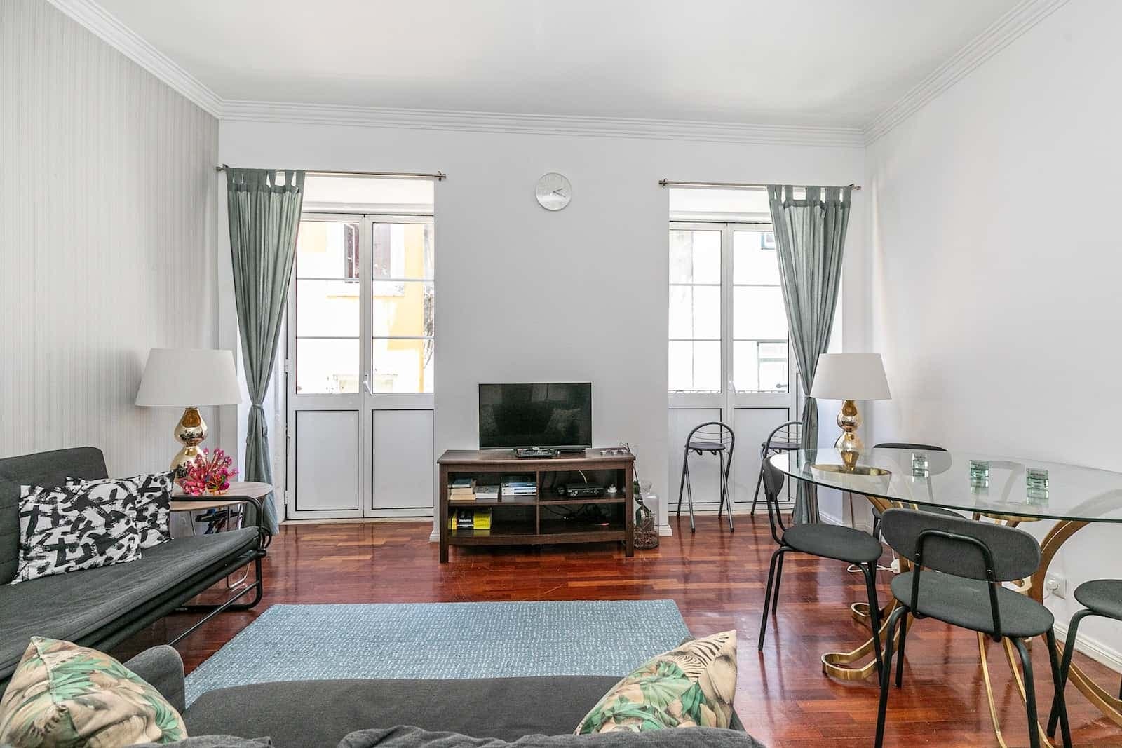 Fully furnished 2-bedroom apartment in the vibrant Bairro Alto photo 1