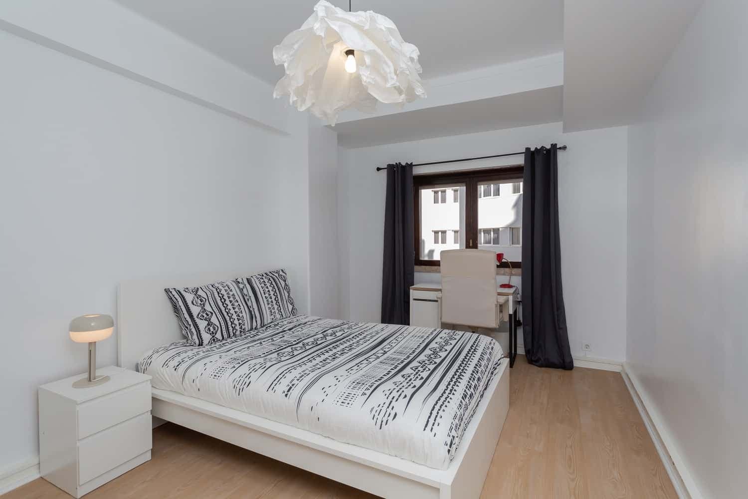 Room 9 - 35. Fontes Pereira Melo 3 6D photo 1