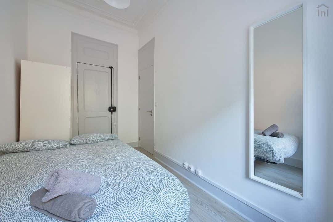 Friendly double bedroom with balcony in Arroios - Room 6 photo 1