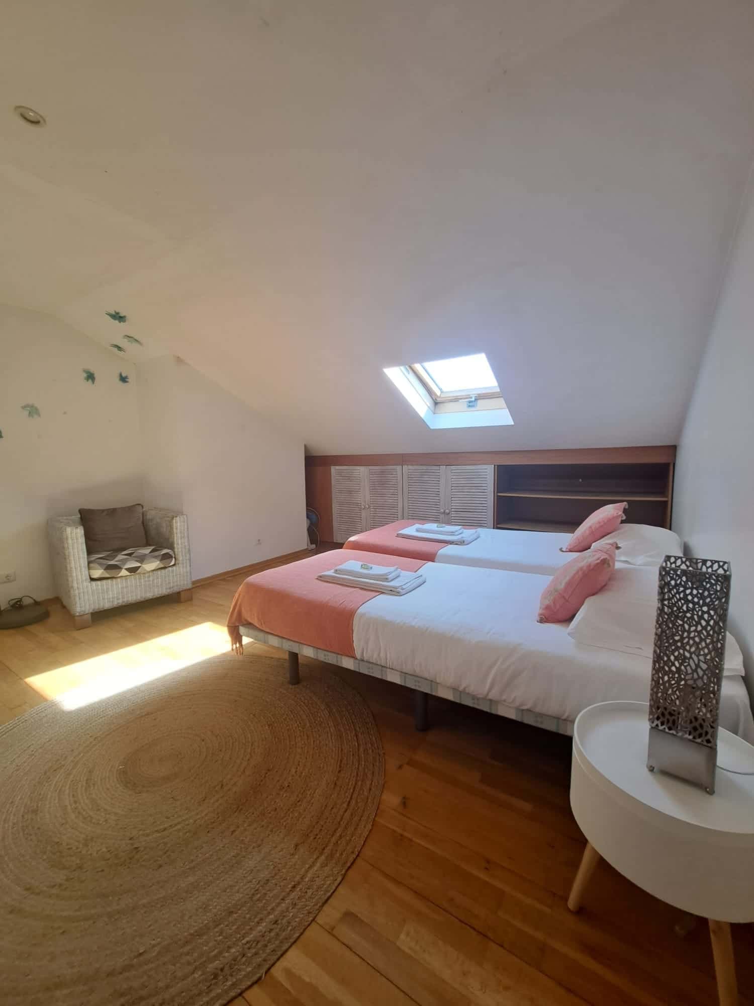 Spacious bedroom in a 7-bedroom apartment in Rua Quirino da Fonseca - Room 5 photo 1