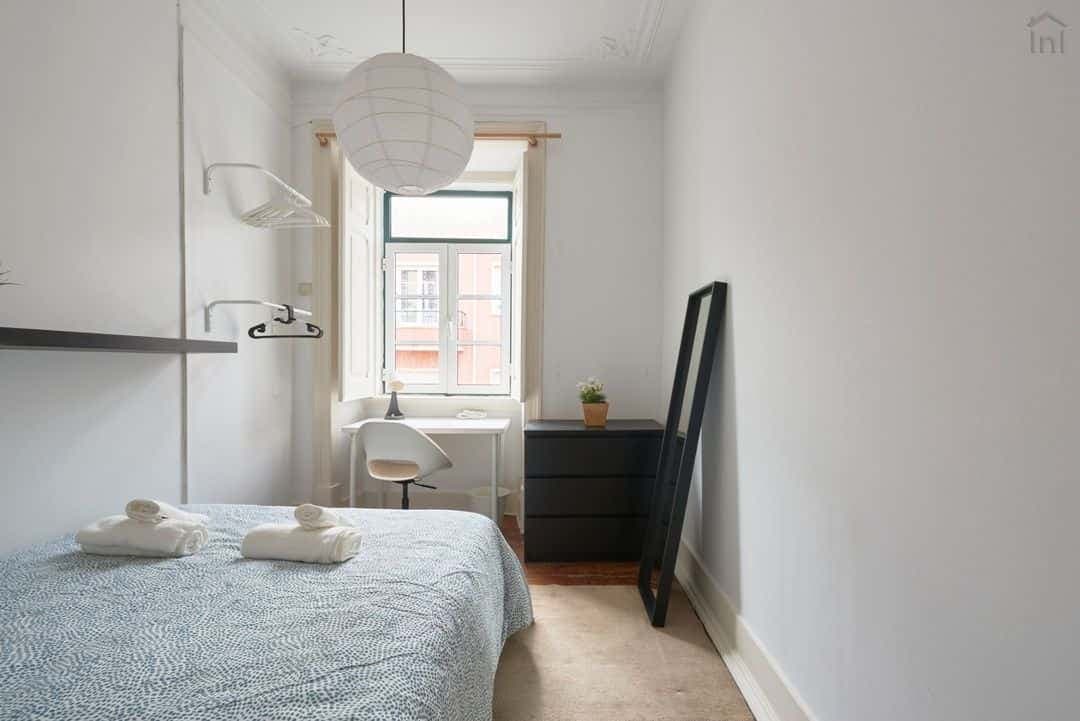 Cozy double bedroom in a 3-bedroom apartment in Arroios - Room 2 photo 1