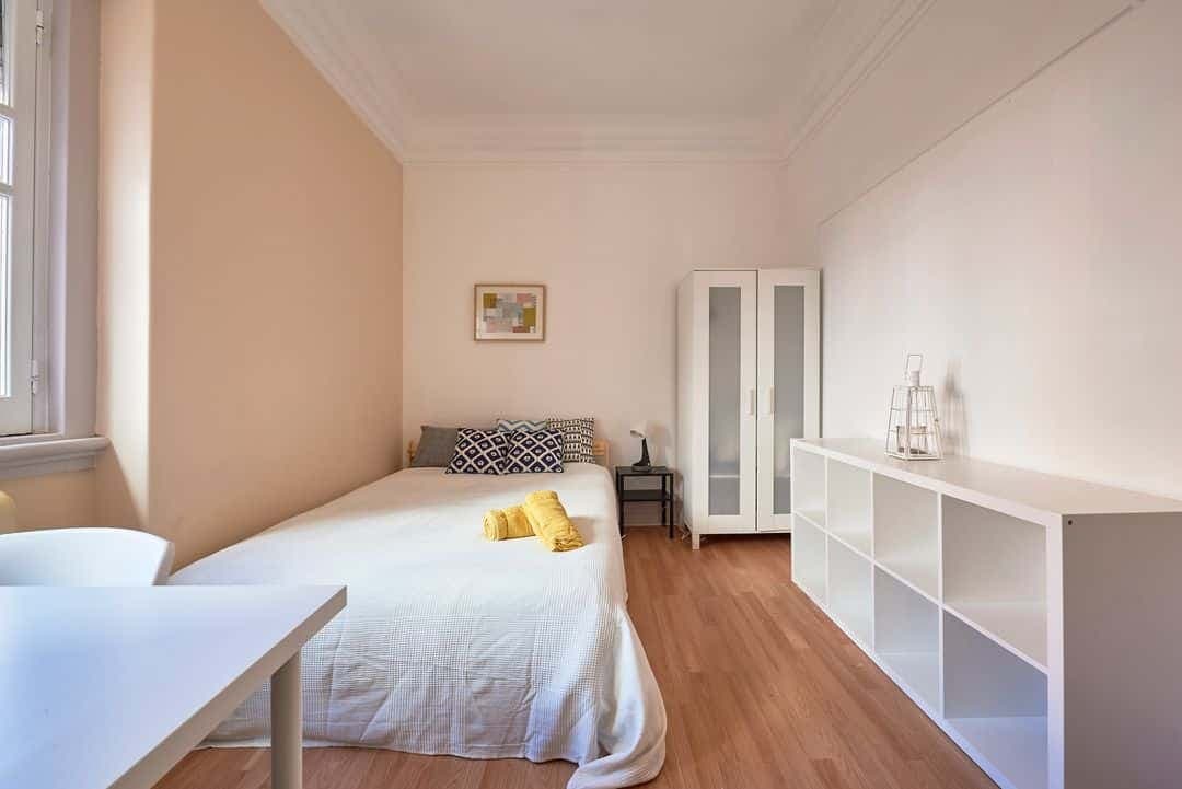 Comfortable double bedroom with private bathroom in Marquês de Pombal - Room 12 photo 1