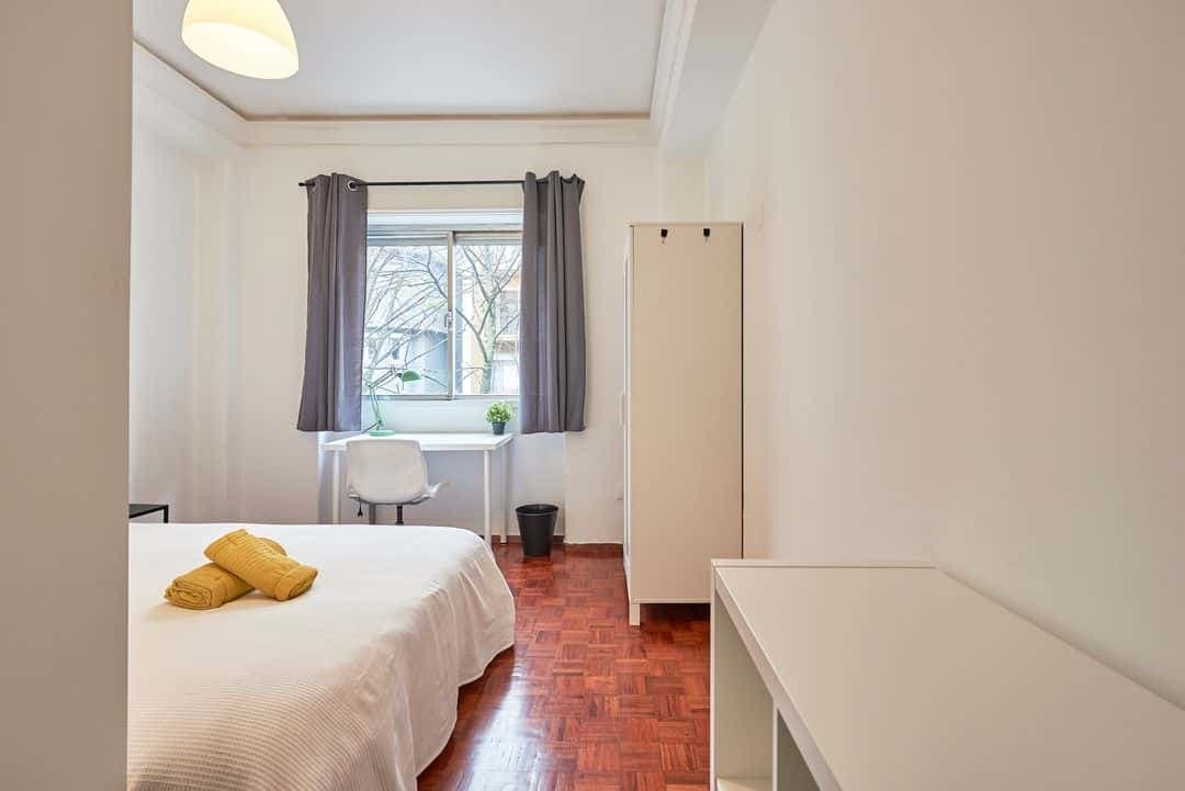 Bright double bedroom in Marquês de Pombal - Room 6 photo 1