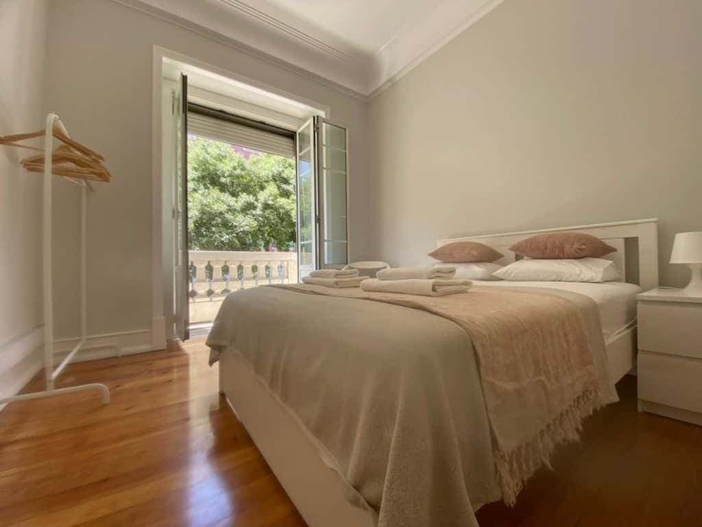 Cozy bedroom with small balcony photo 1