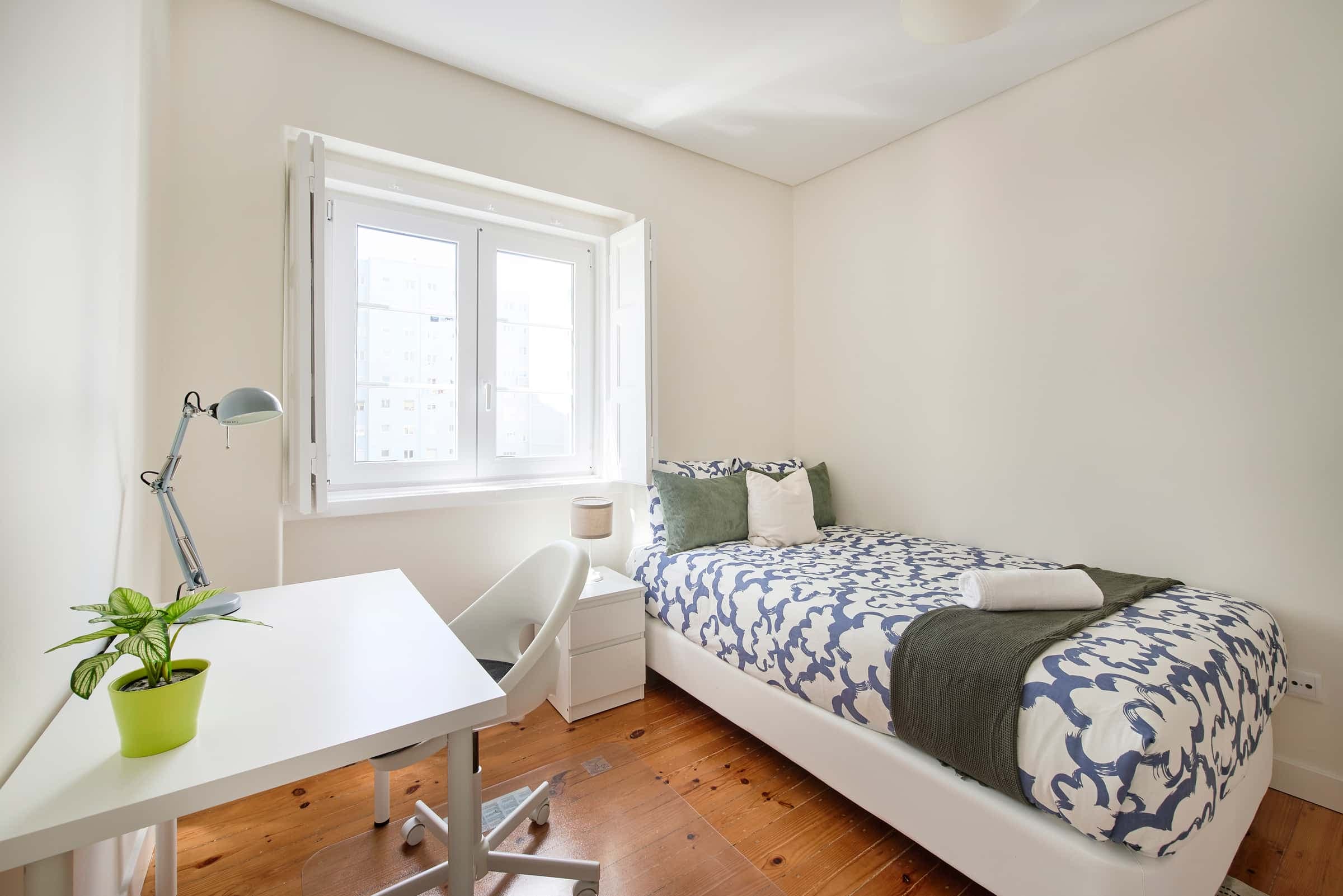 Room in Alvalade, Lisbon - Room 3 photo 1