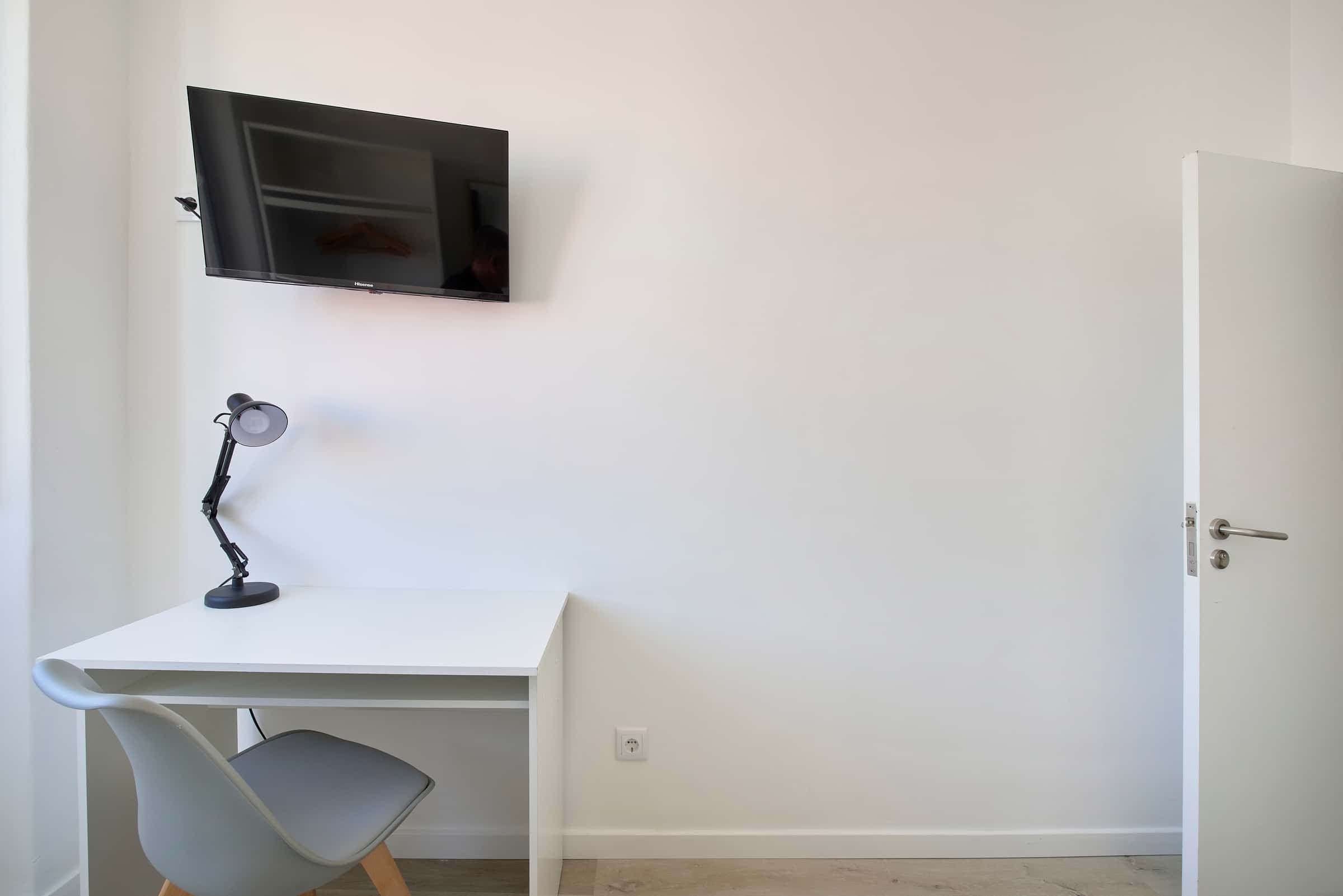 Bright single bedroom in Lisbon - Room 2 photo 1