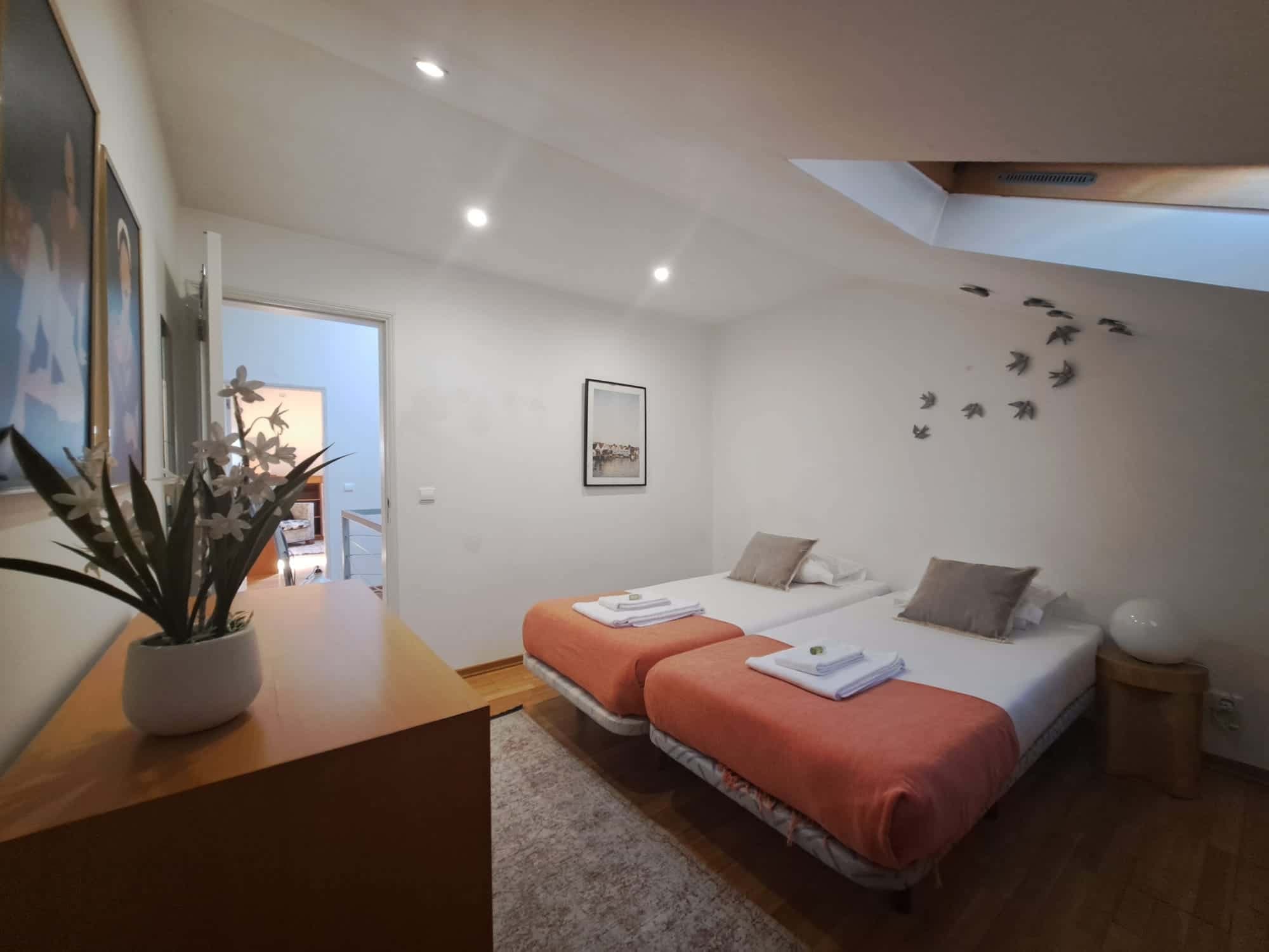 Cozy bedroom in a 7-bedroom apartment in Rua Quirino da Fonseca - Room 7 photo 1