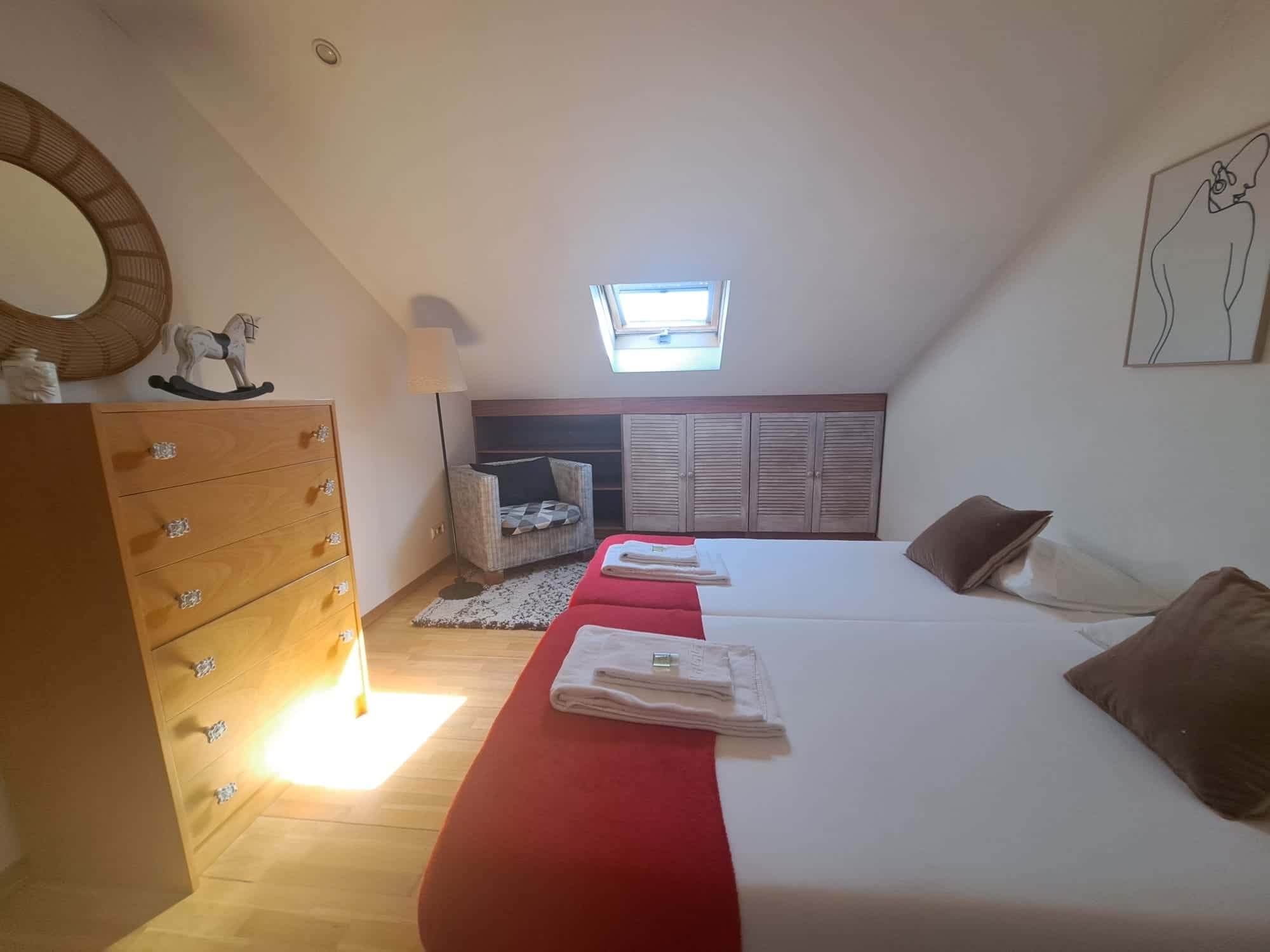 Comfortable bedroom in a 7-bedroom apartment in Rua Quirino da Fonseca - Room 4 photo 1
